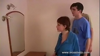 Hamile Rus Genç Kız Erkek Kardeşleriyle Oynarken Kıkırdaıyor