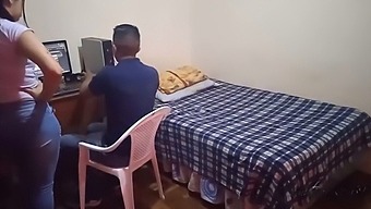 Fico Proibida De Jogar Videogame Com Minha Meia-Irmã: Passamos Sorrateiramente Por Nossa Madrasta Para Fazer Sexo Sem Proteção, Quase Sendo Pega