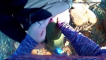 Um Casal Exibicionista Francês Se Envolve Em Sexo Público Com Um Corredor Desavisado No Parque