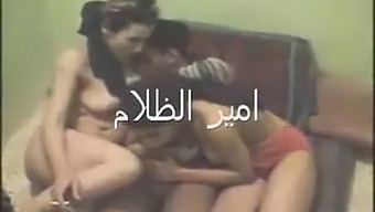 Seksi Arap Kızlar Lezbiyen Üçlüden Keyif Alıyorlar