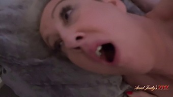 A Milf Britânica Sra. Maggie Moon É Pega Se Masturbando Pelo Enteado