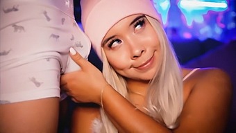 Blonder Teen Verführt Stiefbruder, Um Seinen Schwanz Hart Für Dich Zu Machen