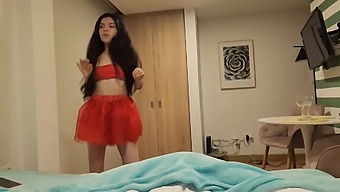 Uma Mulher Deslumbrante Com Uma Saia Vermelha Deseja Receber Um Presente Sexual Neste Natal