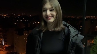 Rus Genç, El Işi Ve Sakso Becerileri Için Ödeme Alıyor