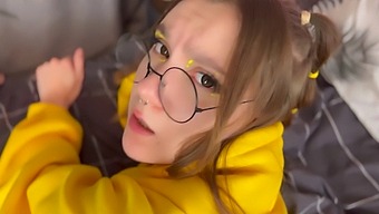 Um Casal Deslumbrante Se Envolve Em Jogo De Fetiche Por Pés Em Um Vídeo Pov