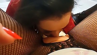 एंजेल लीमा और क्लियो कैडिलैक लेस्बियन सेक्स में लिप्त हैं।